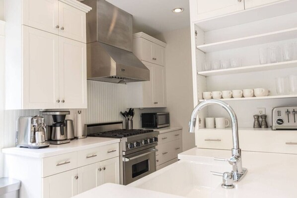 Kylskåp, mikrovågsugn, ugn och spishäll