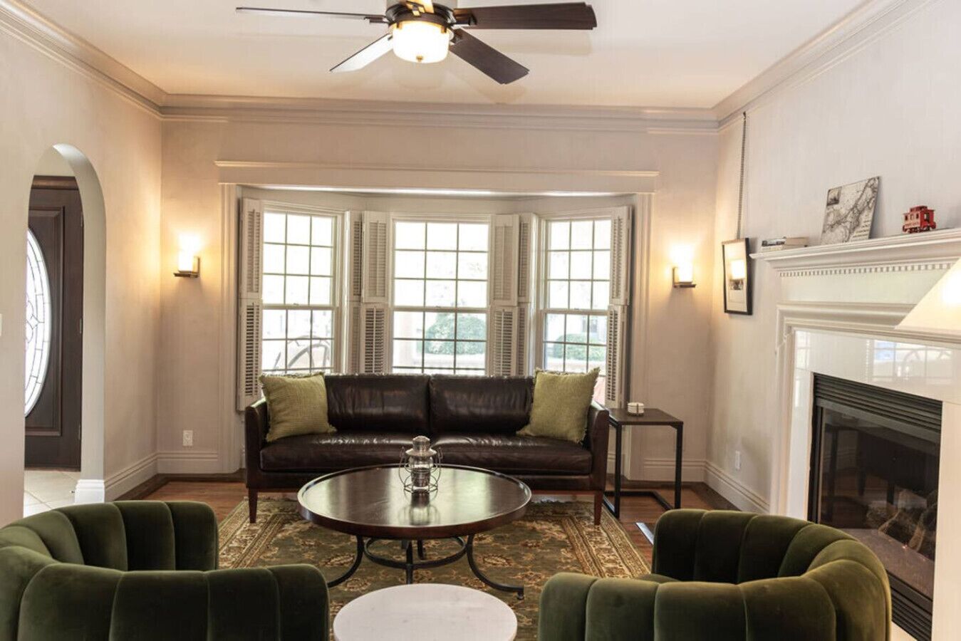 Télévision, cheminée, chaîne hi-fi