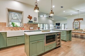 Frigorífico, microondas, placa de cocina y lavavajillas