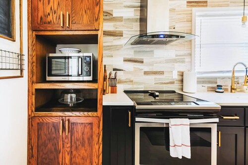 Central, Stylish 3/2 Family Home + Great Amenities