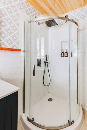 Suihku, hiustenkuivaaja, pyyhkeet, saippua