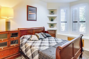 5 bedrooms, desk, internet, bed sheets - Groups Welcome! Home w/ Pool + Patio in N Phoenix (Phoenix)