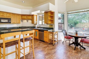 ثلاجة، ميكروويف، موقد طهي مسطح، غسالة أطباق