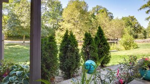 Um jardim com diversas plantas e um globo decorativo azul.