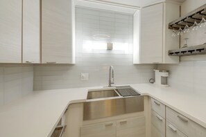 Geladeira, micro-ondas, cooktop, lava-louças