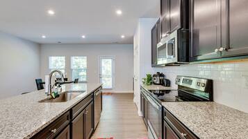 Réfrigérateur, micro-ondes, plaque de cuisson, lave-vaisselle