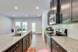 Fridge, microwave, stovetop, dishwasher