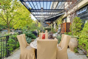 Outdoor dining - Steps to UIC Campus: Condo w/ Community Perks! (Chicago)