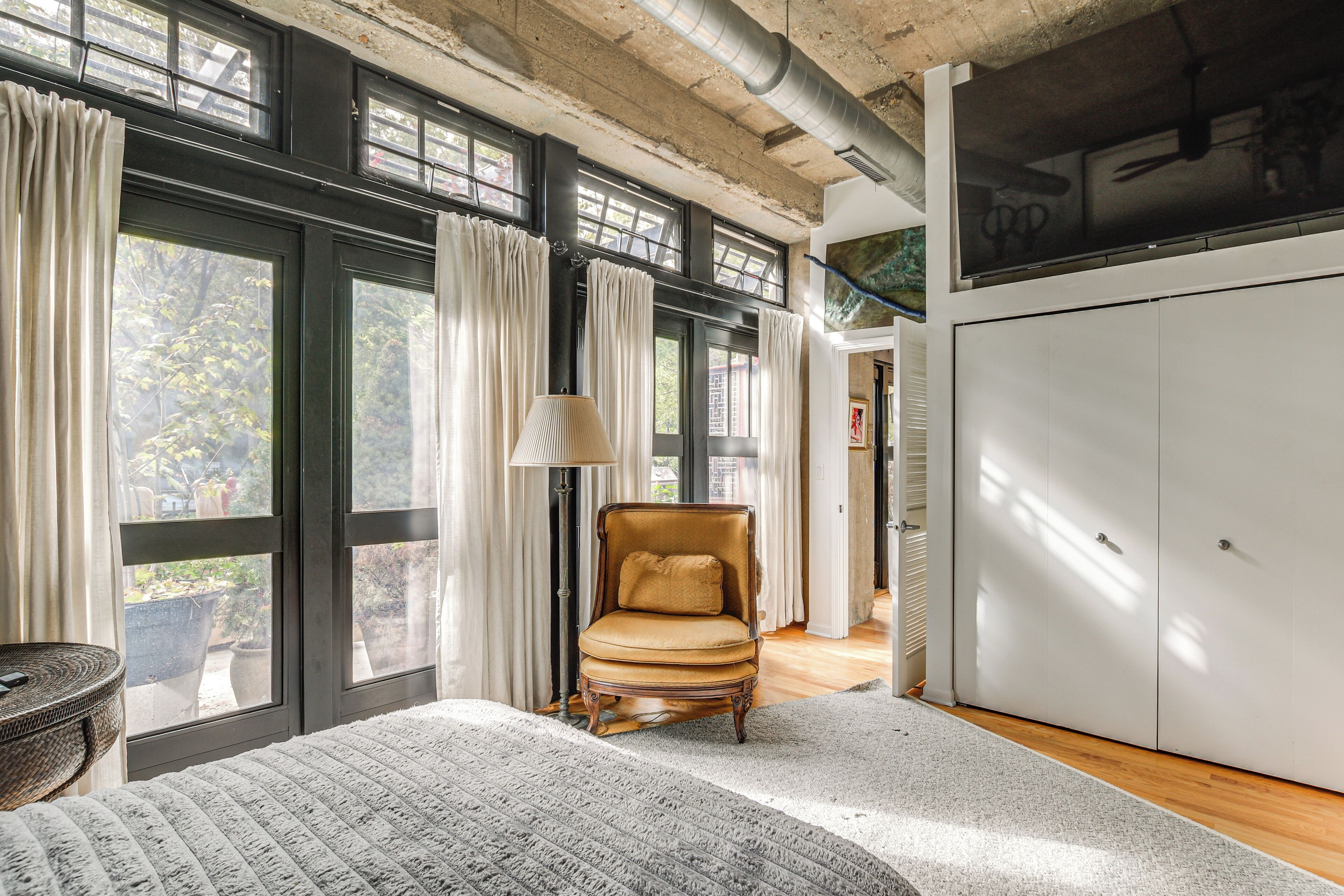 2 bedrooms, iron/ironing board, internet, bed sheets