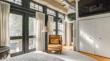 2 bedrooms, iron/ironing board, internet, bed sheets