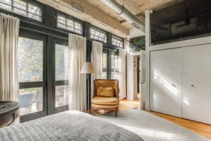 2 bedrooms, iron/ironing board, internet, bed sheets - Steps to UIC Campus: Condo w/ Community Perks! (Chicago)