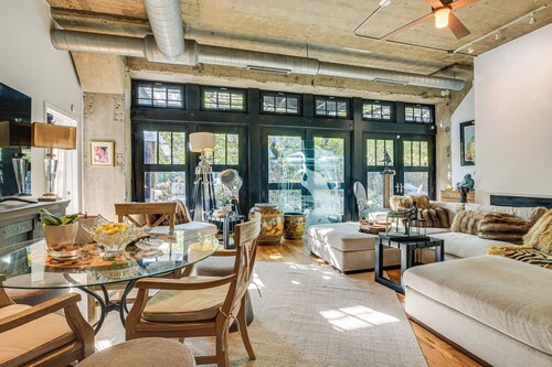 Pet Friendly: Walk to UIC Campus & Train!