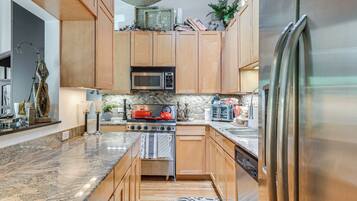 Coffee/tea maker, cookware/dishes/utensils