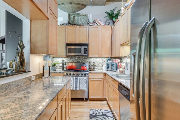 Coffee/tea maker, cookware/dishes/utensils - Steps to UIC Campus: Condo w/ Community Perks! (Chicago)