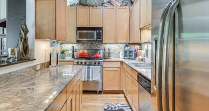 Steps to UIC Campus: Condo w/ Community Perks!