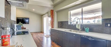 Een koelkast, een magnetron, een kookplaat, een vaatwasser