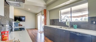 Families Welcome! Dog-Friendly Glendale Home