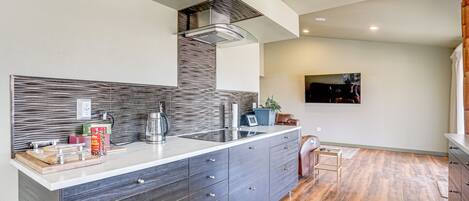 Fridge, microwave, stovetop, dishwasher