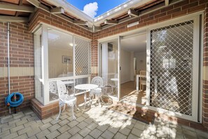 Apartment | Outdoor dining - Bright Family Stay With Outdoor Space (Perth)