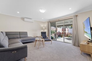 Apartment | Living area - Bright Family Stay With Outdoor Space (Perth)