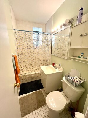 Een douche, een haardroger, handdoeken, zeep