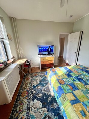 1 slaapkamer, een strijkplank/strijkijzer, wifi, beddengoed