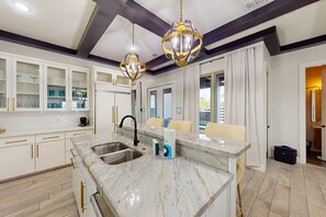 Kylskåp, mikrovågsugn, ugn och spishäll