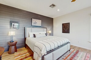 3 bedrooms, iron/ironing board, internet, bed sheets