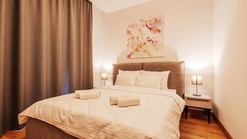 Tabla de planchar con plancha, wifi, ropa de cama