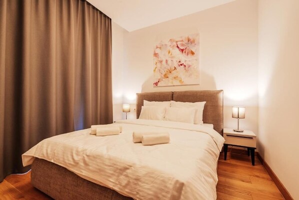 Tabla de planchar con plancha, wifi, ropa de cama