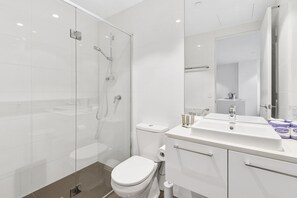 Apartment | Bathroom - Elegant 2-bed Apartment With Balcony & City Views (Melbourne)