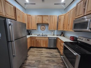 ثلاجة، ميكروويف، فرن، موقد طهي مسطح