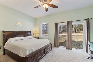 4 عدّة غرف نوم وخدمة الإنترنت وملاءات أسرّة