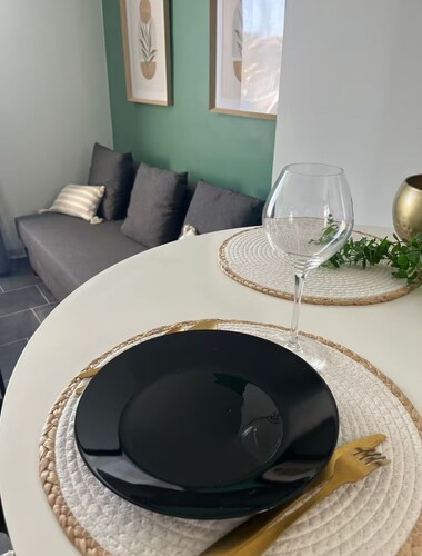 Charming, fully-equipped F2 1min from freeway