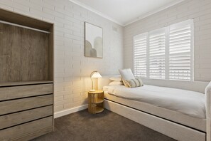 Apartment | 2 bedrooms, iron/ironing board, bed sheets