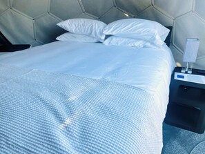 5 bedrooms, desk, iron/ironing board, travel cot