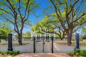 Property grounds - 4BR Home + Guest house, Hot Tub, Hypedome, 3-minutes to Downtown Austin! (Austin)