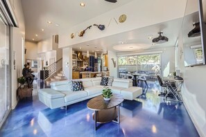 Smart TV, video games, offices - 4BR Home + Guest house, Hot Tub, Hypedome, 3-minutes to Downtown Austin! (Austin)