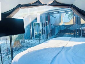 4 habitaciones, escritorio y tabla de planchar con plancha 