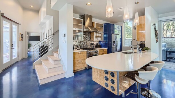 A modern kitchen with a central island, stainless steel appliances, and pendant lighting. - 4BR Home, Hot Tub, Hypedome, 3-minutes to Downtown Austin! (Austin)