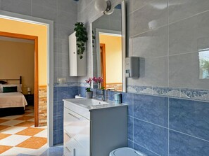 Dusche, Haartrockner, Handtücher