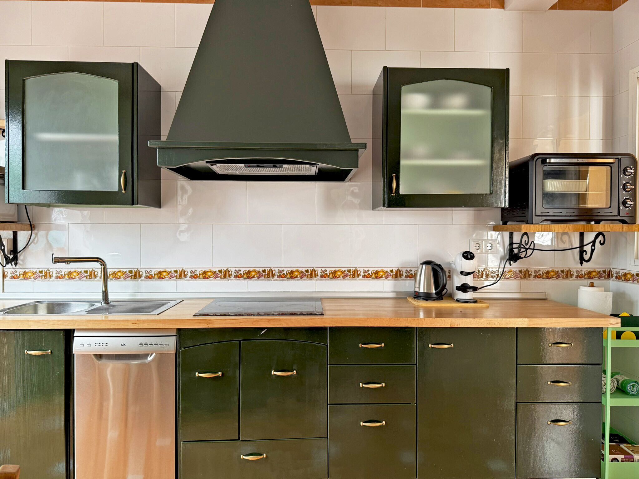 Een koelkast, een magnetron, een oven, een vaatwasser