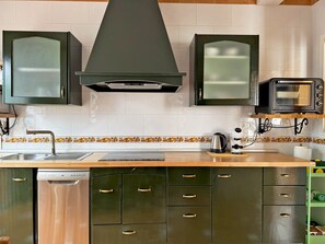 Een koelkast, een magnetron, een oven, een vaatwasser