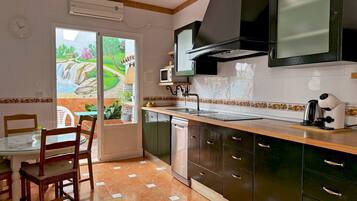 Frigorífico, microondas, horno y lavavajillas