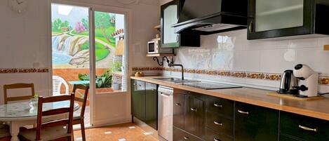 Een koelkast, een magnetron, een oven, een vaatwasser