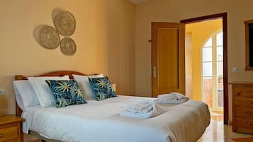 5 slaapkamers, een strijkplank/strijkijzer, gratis wifi, beddengoed