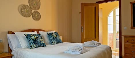 5 bedrooms, iron/ironing board, free WiFi, bed sheets