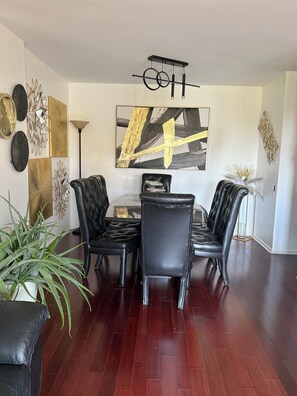 Interior - Charming 2-bedroom condo in superb Chicago with AC (Chicago)