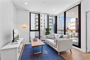 Apartment | Living room - Elegant 1-bed by Shops With Rooftop Swimming Pool (Melbourne)