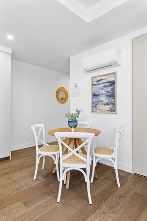 Apartment | Dining - Elegant 1-bed by Shops With Rooftop Swimming Pool (Melbourne)